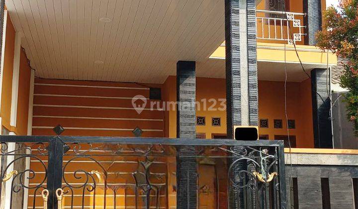 Rumah 2 Lantai 4 Kamar Dekat Stasiun Kereta di Taman Royal 1