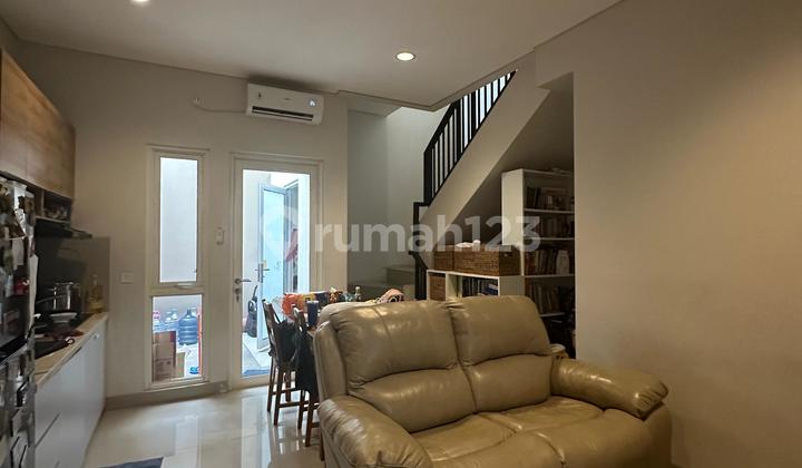 Rumah 2 lantai 2+1 kamar hadap selatan di Savia 2