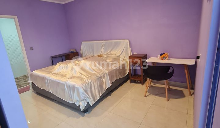 Rumah 2 Lantai 2+1 Kamar Hadap Tenggara di Suvarna Sutera 2