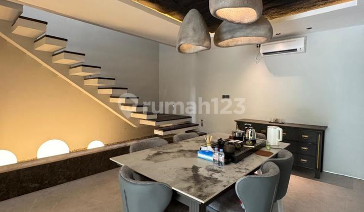 Rumah 3 lantai 3+1 kamar hadap timur depan taman di Alam Sutera 2