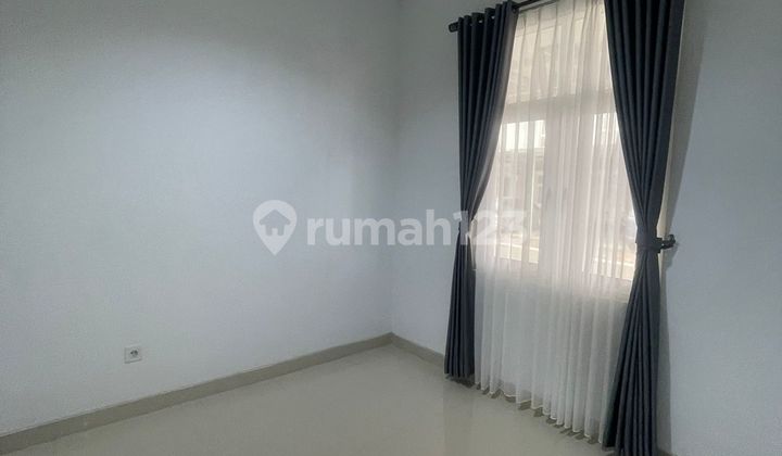 Rumah siap huni 2 lantai 3 kamar hadap selatan di Savia 2