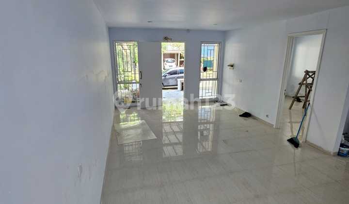 Rumah 2 lantai 4 kamar hadap selatan di Greenwich 2