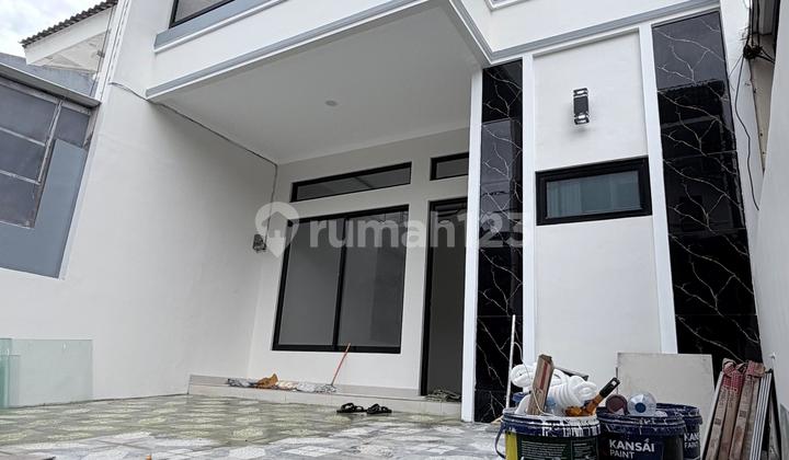 Rumah 2 Lantai 4 Kamar Dekat Polsek di Sektor 8B