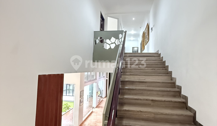 Rumah 2,5 lantai 5+1 kamar hadap utara siap huni di Tiara 2