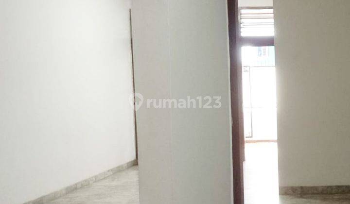 Rumah 2,5 Lantai 5+1 Kamar Hadap Selatan di Rawamangun 2