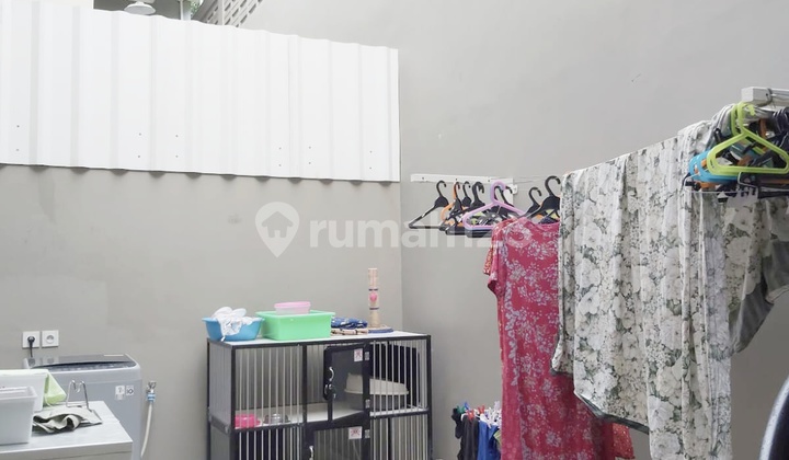 Rumah 2 Lantai 3+1 Kamar Hadap Timur Laut di Magnolia