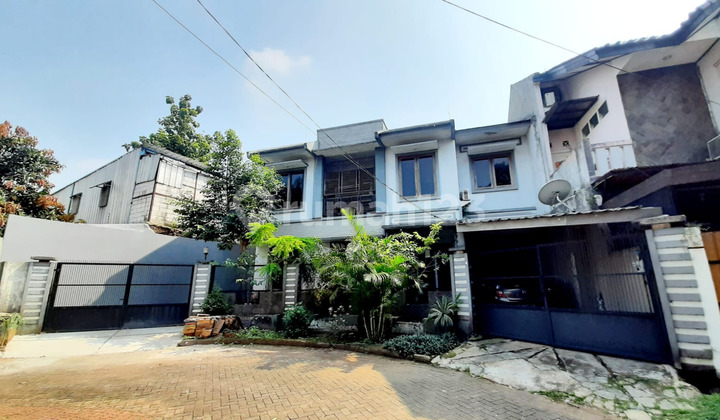 A 2-story house with 6 rooms facing northwest in Islamic Village.