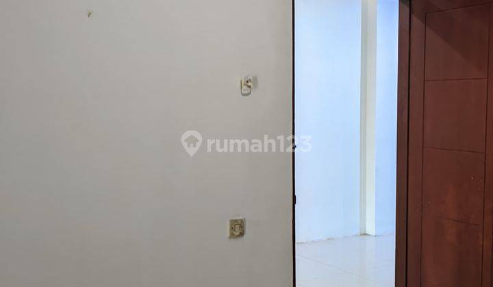 Rumah 3 lantai 4 kamar semi furnished di Taman Ubud 2