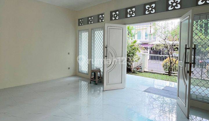 Rumah 2 lantai 4+2 kamar hadap barat laut di Anggrek Loka 1
