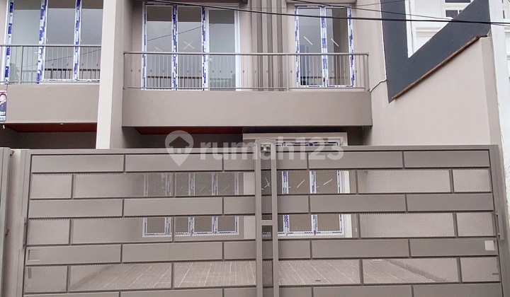 Rumah baru 2 lantai 4+1 kamar dekat tol di Villa Melati Mas