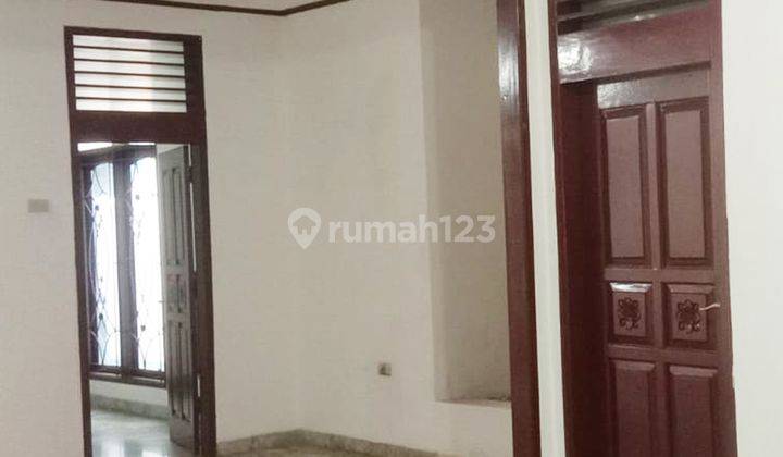 Rumah 2,5 Lantai 5+1 Kamar Hadap Selatan di Rawamangun 1