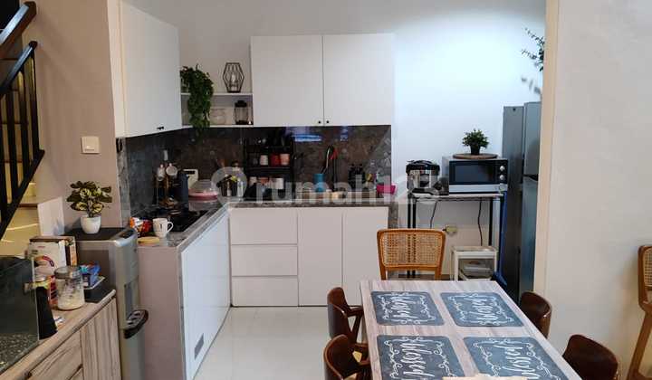 Rumah 2 Lantai 4+1 Kamar Hadap Selatan di Bohemia 2