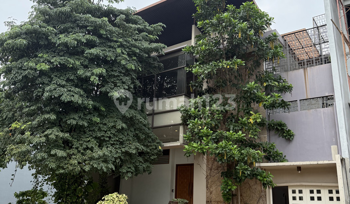 Rumah 2,5 lantai 5+1 kamar hadap utara siap huni di Tiara