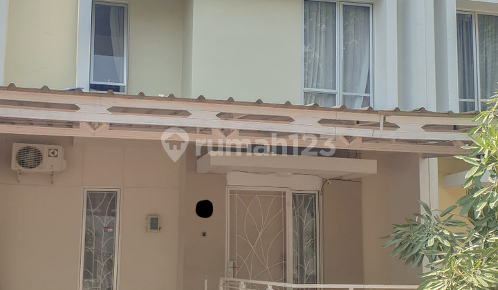 Two-story house, 3 bedrooms, east-facing, dead end in Carillo.