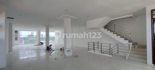 Ruko pinggir jalan raya Serpong dekat lampu merah siap pakai Ruko pinggir jalan raya Serpong dekat lampu merah siap pakai