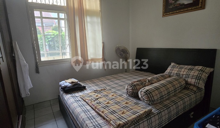 Rumah 2 lantai 5+1 kamar hadap utara di Giri Loka 2