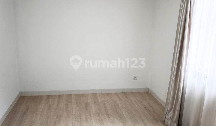 Rumah 2 Lantai 3+1 Kamar Hadap Selatan di Foresta 2