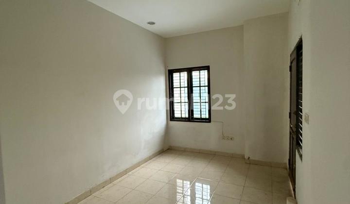 Rumah 3 Lantai 4 Kamar Hadap Timur di Sektor 1E 2