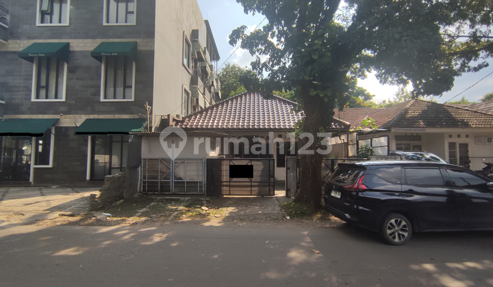 Old 1-story house with 9+1 bedrooms located on Griya Loka Boulevard.