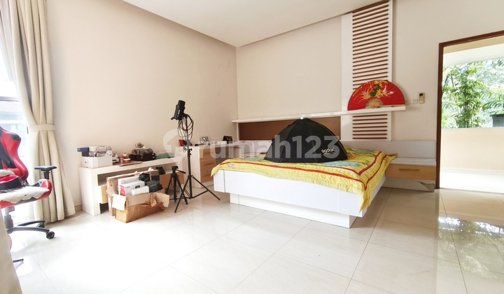 Rumah 2,5 lantai 4+2 kamar hadap selatan di Sutera Renata 2