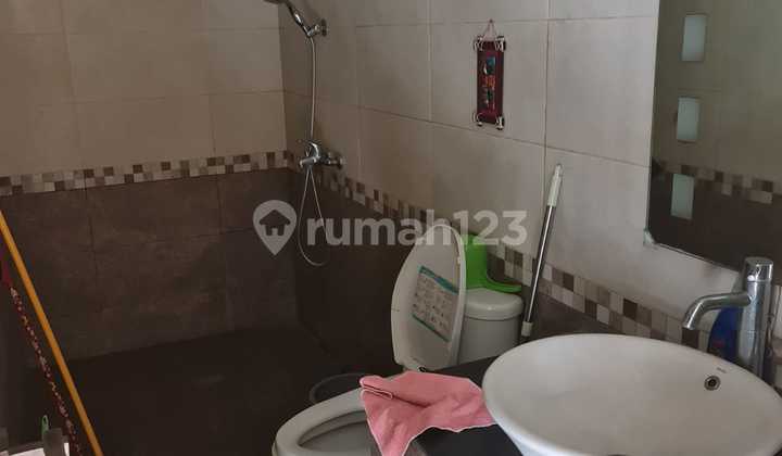 Rumah 2 lantai 5+1 kamar dekat Eka Hospital di Puspita Loka