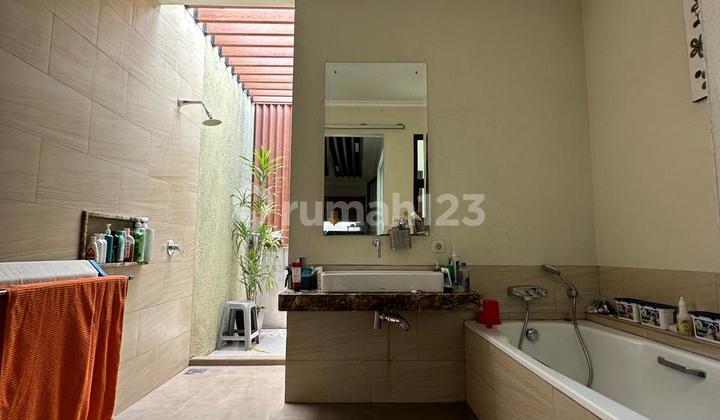 Rumah 2 lantai 4+1 kamar hadap barat dekat tol di Icon