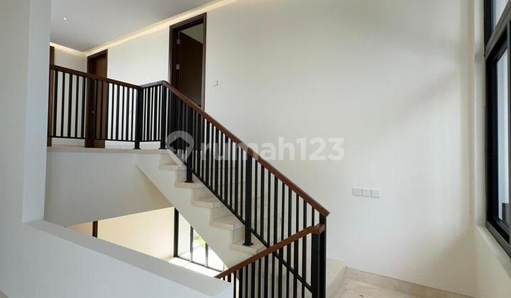 Two-story hook house with 4+1 rooms facing north and west in Foresta 2