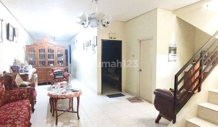 Rumah 2 Lantai 4 Kamar Hadap Utara di Taman Royal 2