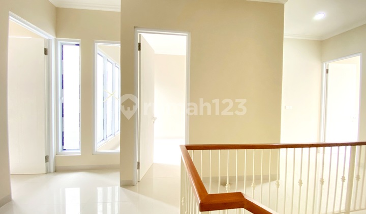 Rumah baru 2 lantai 4+1 kamar dekat tol di Villa Melati Mas 2