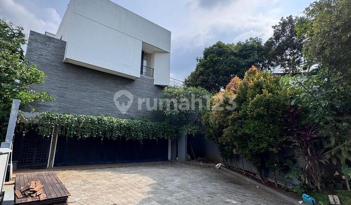 Rumah 3 lantai 5+2 kamar hadap timur kolam renang di Golf Terrace