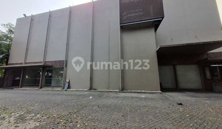 Gedung 3 lantai pinggir jalan raya dekat pintu tol Kebon Jeruk Gedung 3 lantai pinggir jalan raya dekat pintu tol Kebon Jeruk