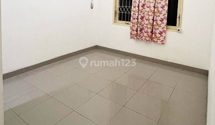 Rumah 2 Lantai 3 Kamar Dekat Stella Maris di Sektor 7C 2