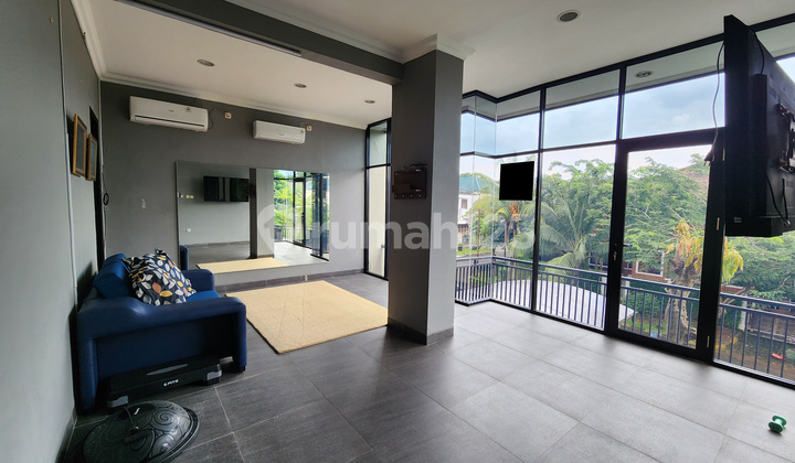 Rumah 3 lantai 4+3 kamar hadap utara di Modernland