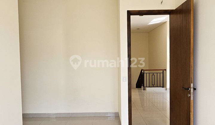 Rumah 2 lantai 4+1 kamar hadap utara di Greenwich 2