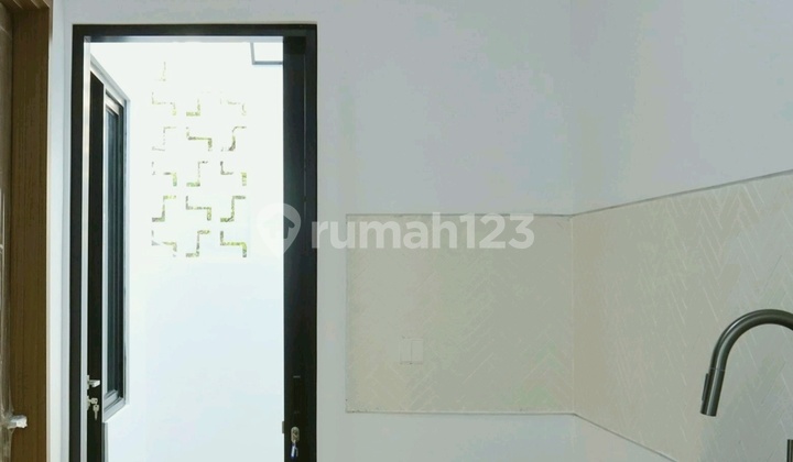Rumah Hook 2,5 Lantai 5+2 Kamar Selatan di Delatinos 2