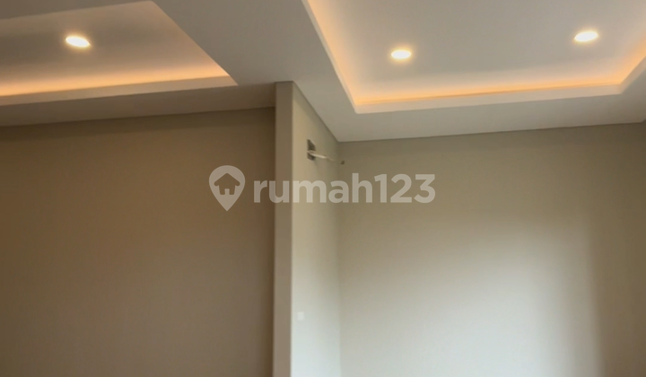 Two-story split level house with 4+2 bedrooms in Eminent. 2