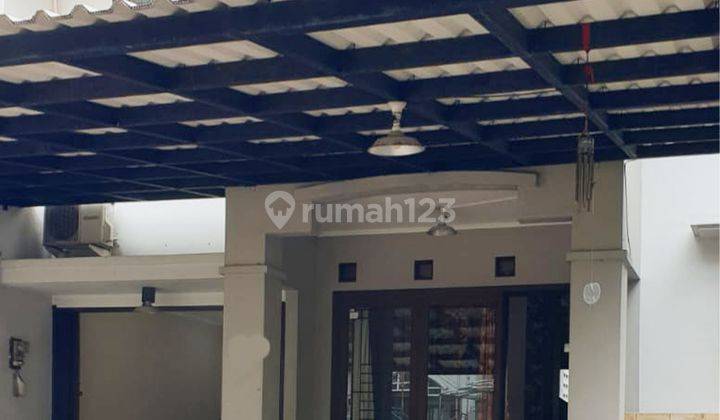 Rumah 2 Lantai 3+1 Kamar Hadap Selatan di Taman Giri Loka 1