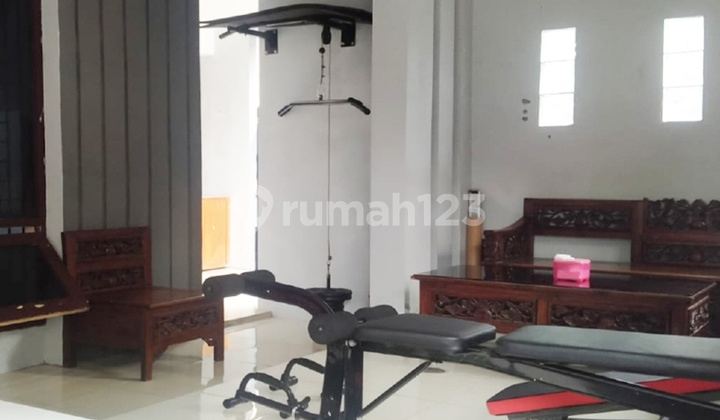 Two-story hook house with 3 north-facing bedrooms in Bukit Dago. 2