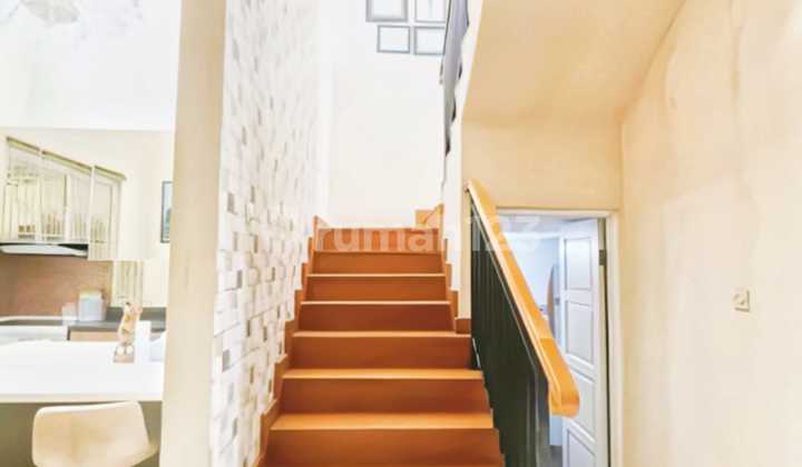 Rumah 2 lantai 3 kamar berada di boulevard Banjar Wijaya 2