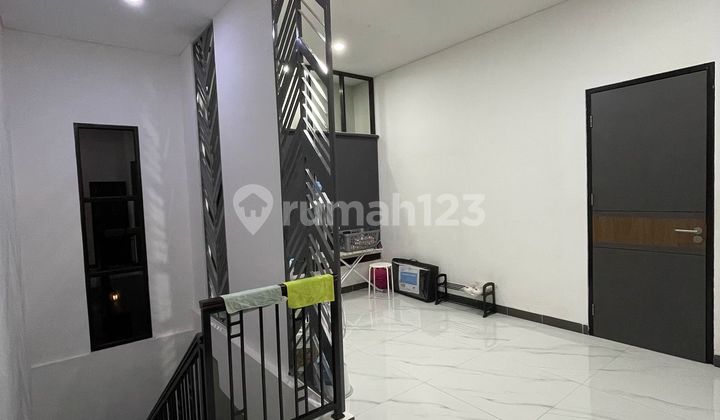 Rumah hook 2 lantai 3+1 kamar hadap barat di Parahyangan 2