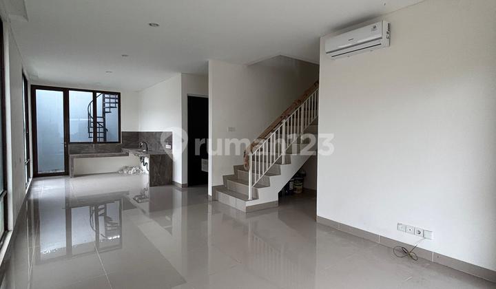 Rumah hook 2 lantai 4+1 kamar hadap utara di Nara Village 1