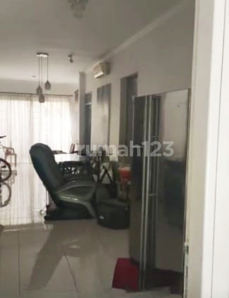 Rumah 2 Lantai 3+1 Kamar Dekat Stasiun Kereta di Delatinos
