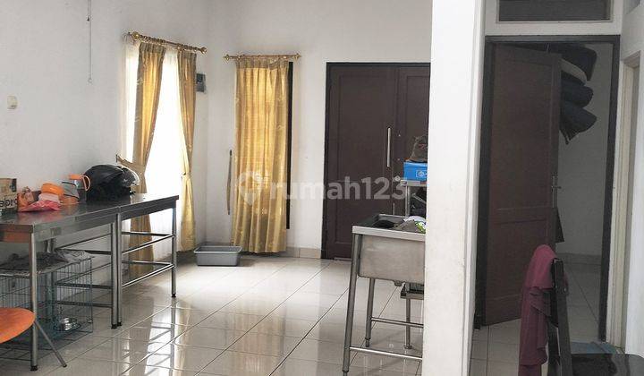 Rumah 2 lantai 5+1 kamar hadap timur di Delatinos 2
