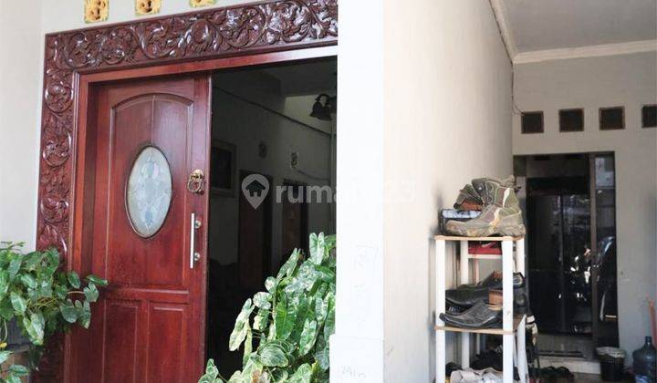 Rumah 2 Lantai 5 Kamar Hadap Selatan di Griya Loka 1