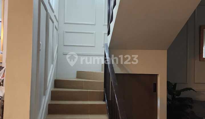 Rumah 2 lantai 3 kamar dekat stasiun kereta di Kencana Loka 2