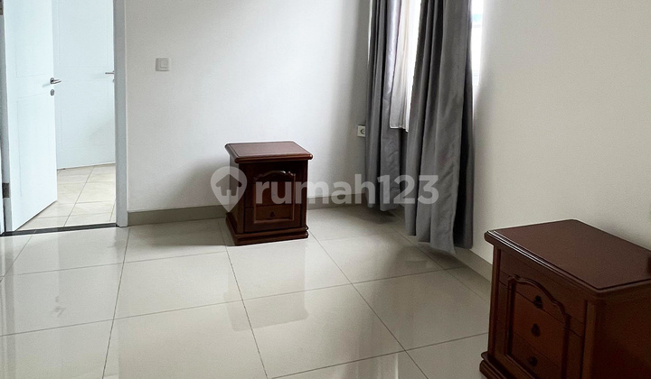 Rumah 2 lantai 4+1 kamar furnished ada kolam renang 2