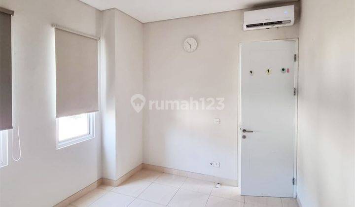 Rumah 2 Lantai 2+1 Kamar Hadap Selatan di Vanya Park 2