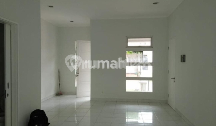 Rumah 2 lantai 3+1 kamar hadap timur di jalan boulevard Topaz Rumah 2 lantai 3+1 kamar hadap timur di jalan boulevard Topaz