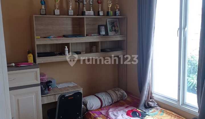 2-Story House with 4 Bedrooms Facing East in Graha Raya 2