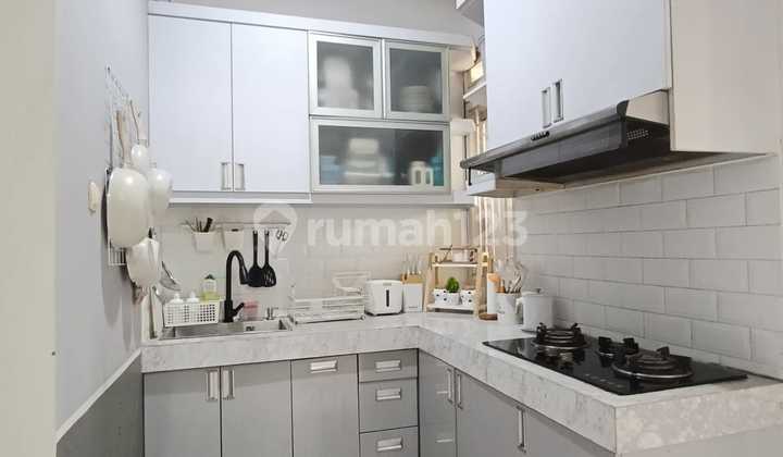 Comfortable 2-Story House in Cinere Area Near Shopping Facilities 2